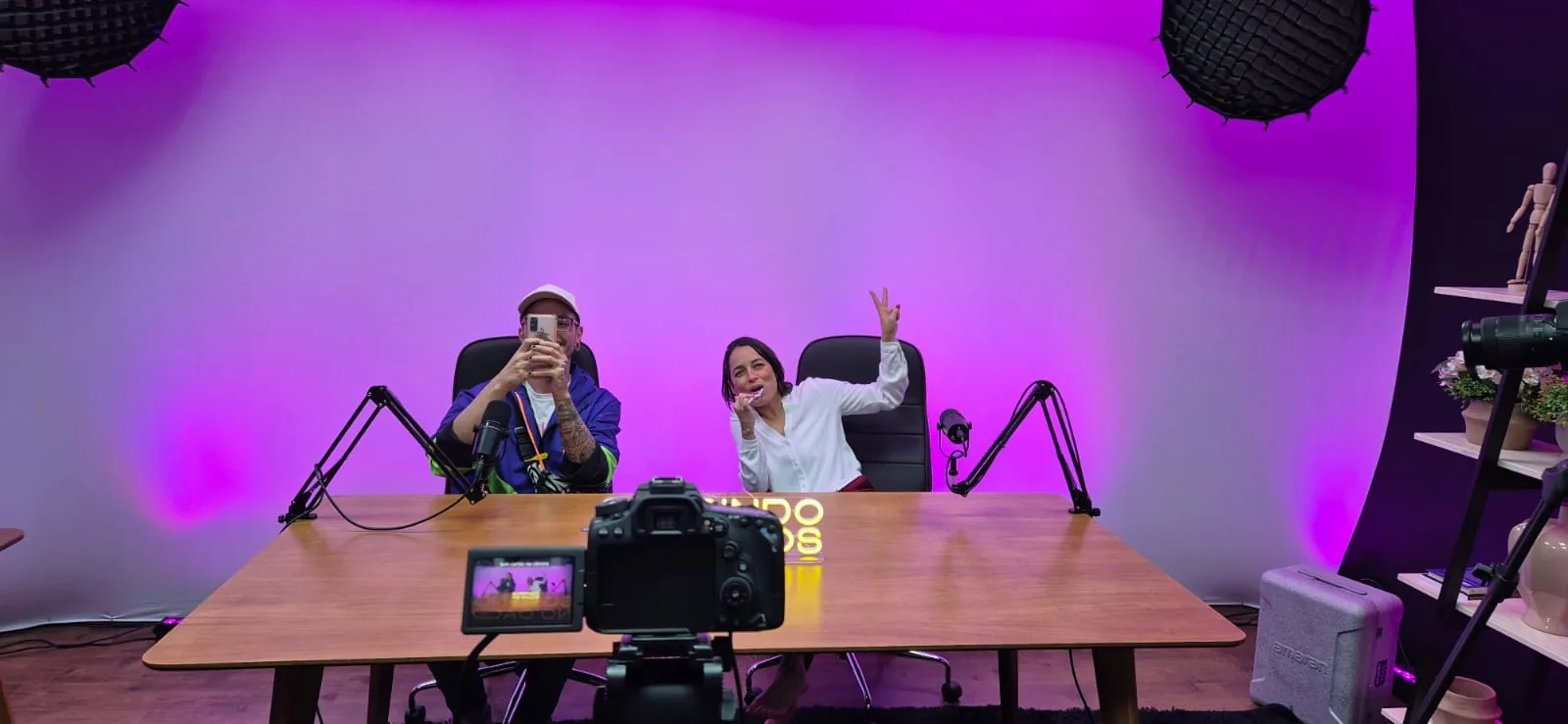 Gravação com convidadas em set de luz roxa