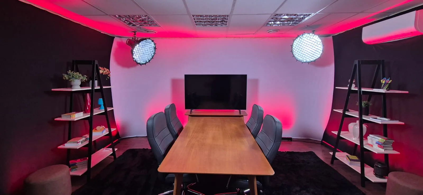 Cenário do estúdio com iluminação vermelha