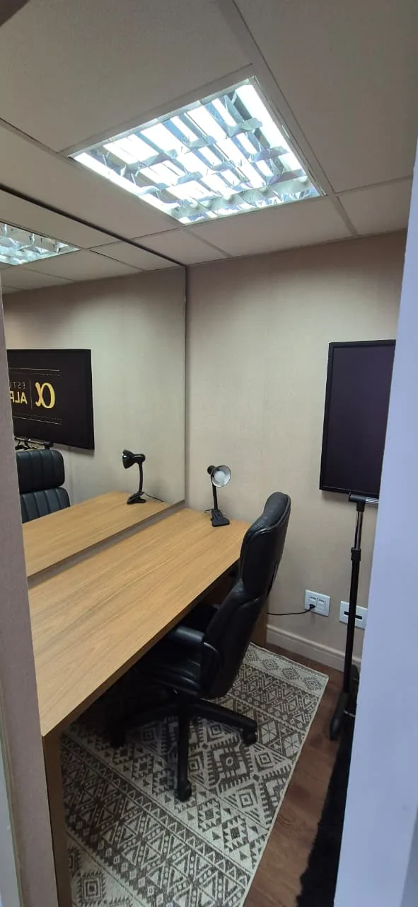 Recepção de entrada da UniPod com placa do estúdio